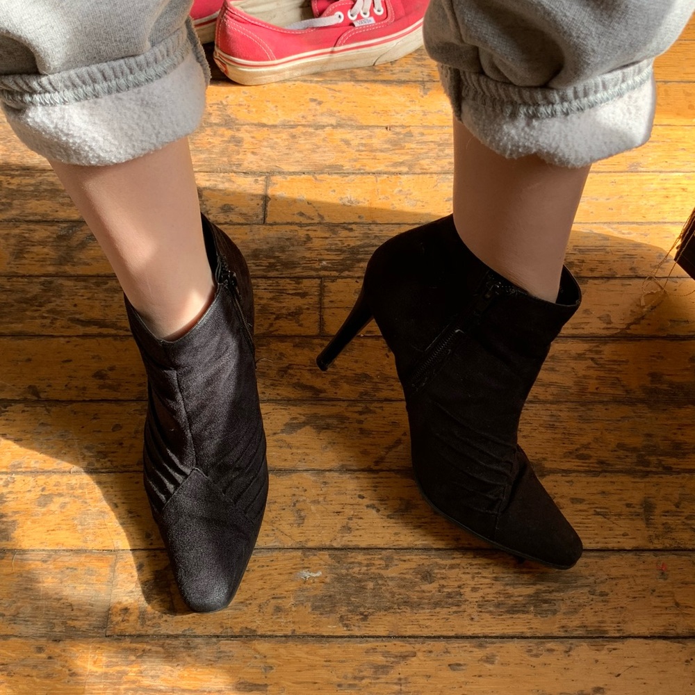 lil black booties! Skinny heel